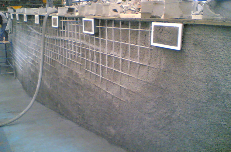 Adaptación de los skimmers sobre un lateral en muro de hormigón.